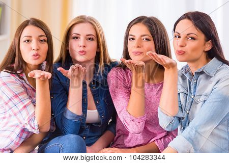 photo of girls розетка №32438 photo of girls розетка № 32437