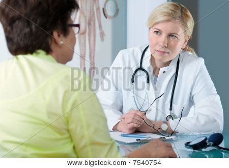Picture or Photo of Doctor explaining diagnosis to his female patient