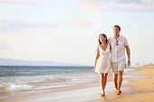 image of holidays  - Couple walking on beach - JPG 